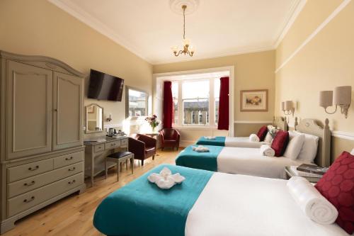 3 twin beds