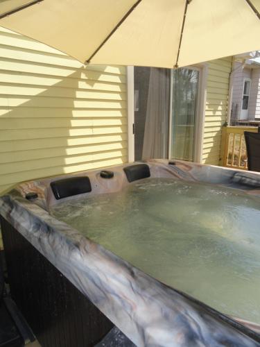 Outdoor Hot Tub and Cozy King Bed thumb 2