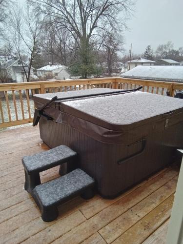 Outdoor Hot Tub and Cozy King Bed thumb 4