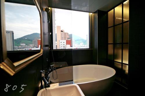 Bathroom, 2 Heaven Hotel in Seo-myeon