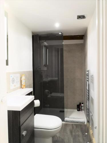 The Carriage House Apartment Three - image 2