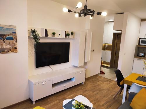 Center Firefly Gardens Apartment