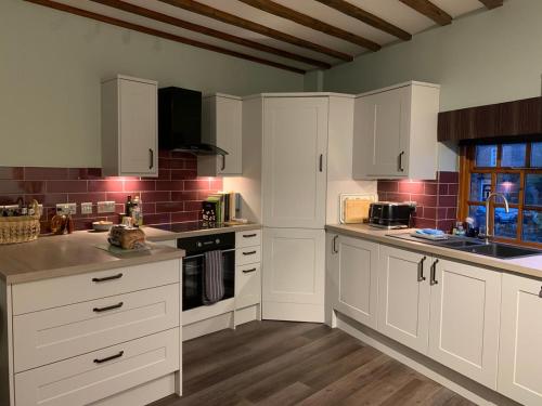 The Carriage House. Sleeps 18+. York. - image 8
