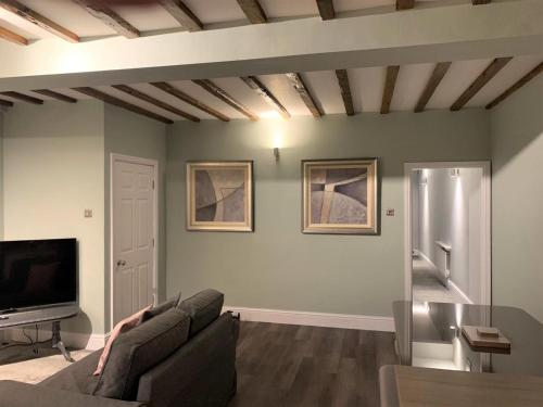 The Carriage House. Sleeps 18+. York. - image 11