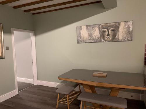 The Carriage House. Sleeps 18+. York. - image 12