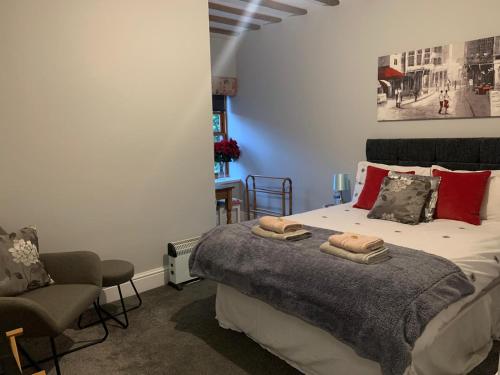 The Carriage House. Sleeps 18+. York. - image 2