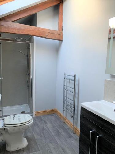 The Carriage House. Sleeps 18+. York. - image 5