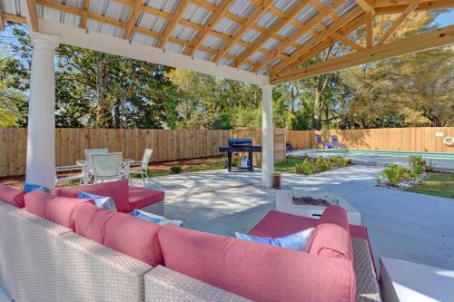 Gulf Breeze Home with Pool, Grill and Fire Pit