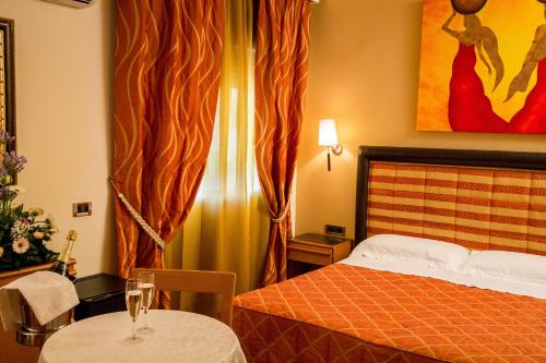 1 queen bed, 1 twin bed