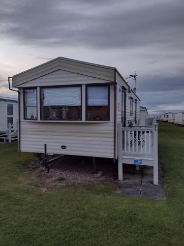 A&D 6 BERTH cottage Marham Castle