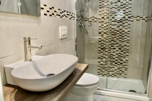 Double Room with Private Bathroom image 1