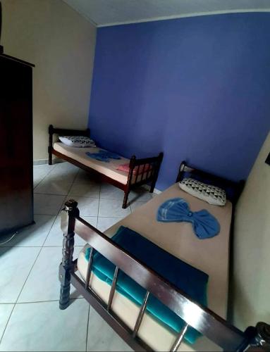 2 twin beds