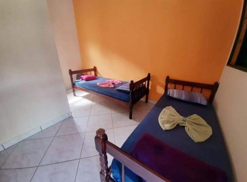 2 twin beds