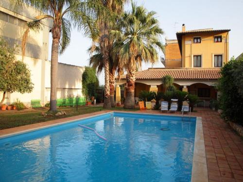 Classic Villa in Floridia with Fenced Garden