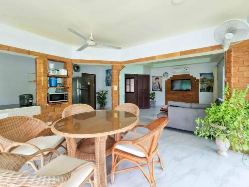 Facilities, Tina's Living Paradise - Guesthouses with private pool in Taphong