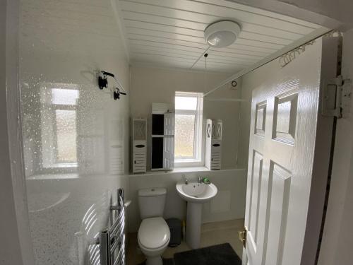 Bathroom, Private Lounge and Double Room in Kilwinning