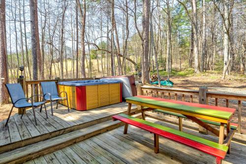 Bear Foot Lodge in Mineral Bluff, USA