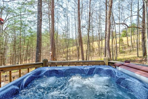 Bear Foot Lodge in Mineral Bluff, USA