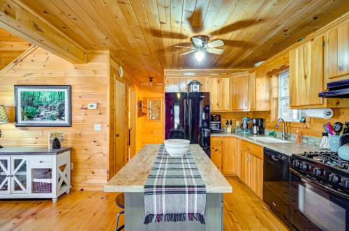 Bear Foot Lodge in Mineral Bluff, USA