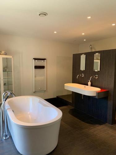 2 bedrooms, 4 beds