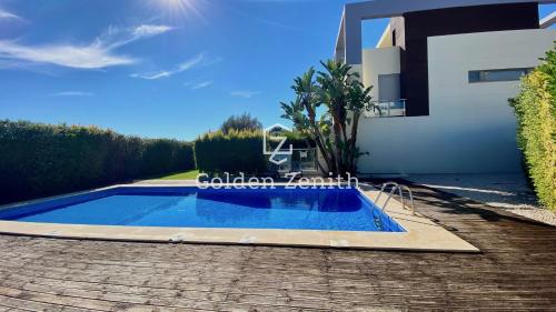 Espaçosa casa de luxo em condomínio com piscina. gîte à louer Torre de Mosqueira