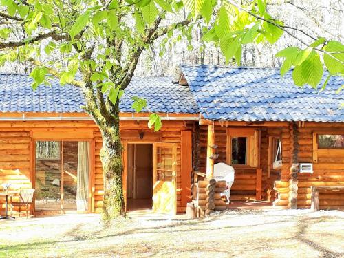 Grand tipis confortable, authentique chalets en rondins et belle maison Périgourdine avec piscine et vue Lascaux en Périgord