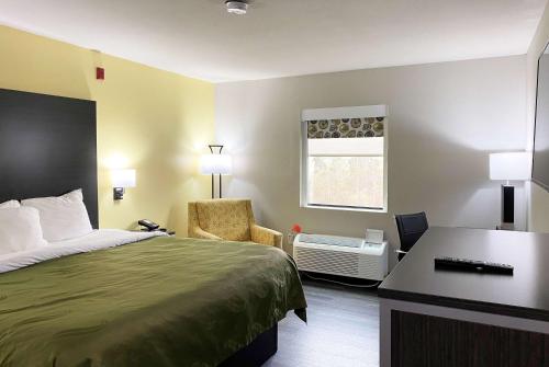 King Room with Roll-in Shower - Mobility Access/Non-Smoking
