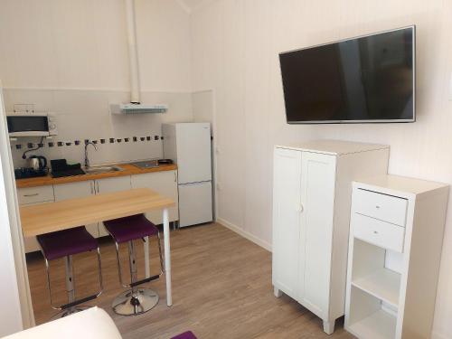 One-Bedroom Apartment image 3
