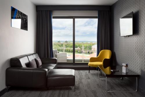 Roomzzz Chester City - image 2