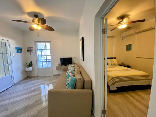 Walk to the Beach 2Min, Cozy, Boutique, Pool, Palmeras Del Mar Isabela in Isabela