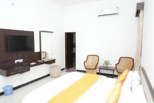 Deluxe Room room in Aravali Hills Resort