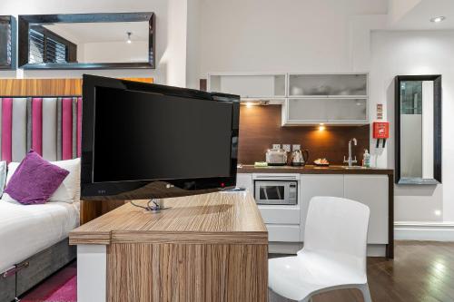 Roomzzz Manchester City - image 14