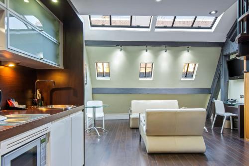 Roomzzz Manchester City - image 8