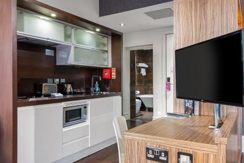Roomzzz Manchester City - image 10