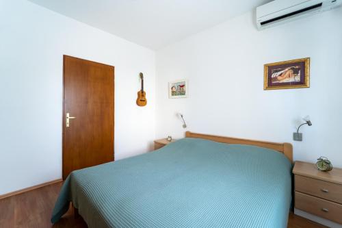 One-Bedroom Apartment image 7
