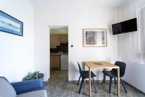 One-Bedroom Apartment image 6