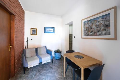 One-Bedroom Apartment image 4