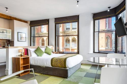 Roomzzz Manchester City - image 7
