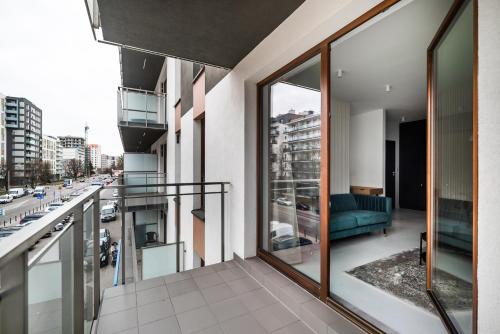 Wola Artistic Designer Apartment by BookingHost