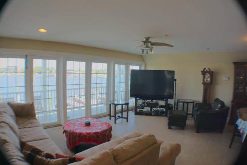 Awesome Water Front Home 4 Bedrooms & 4 Bathrooms! Sleeps 10