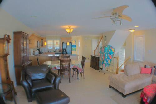 Awesome Water Front Home 4 Bedrooms & 4 Bathrooms! Sleeps 10