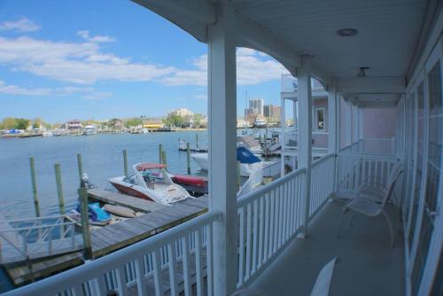 Awesome Water Front Home 4 Bedrooms & 4 Bathrooms! Sleeps 10