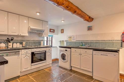 Konyha, Finest Retreats - Fives Court Cottage in Holton