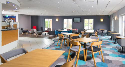 Holiday Inn Express Manchester East an IHG Hotel - image 10