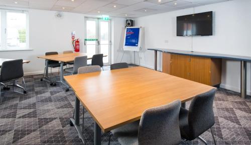Holiday Inn Express Manchester East an IHG Hotel - image 2
