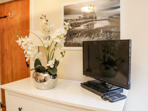 Black Gem Cottage - image 12
