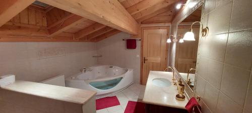 Ванна кімната, Chambre d'hôtes L'ours Bleu (Chambre d'hotes L'ours Bleu) in Ле-дьяблере