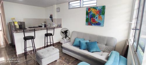 Hermoso apartamento con servicios y garaje.