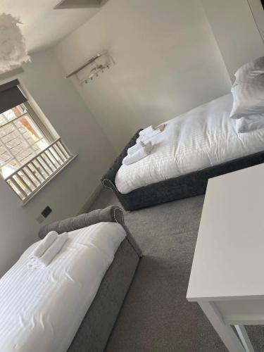 1 queen bed, 1 double bed, 1 twin bed
