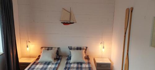 1 queen bed, 1 sofa bed